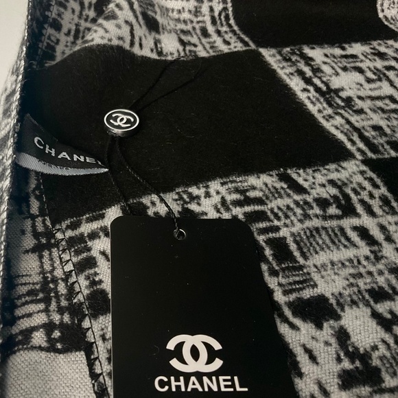 CHANEL BEAUTE MAKEUP CASHMERE & SILK SCARF & CROSSBODY BAG AND CHANGE/ KEY PURSE - Picture 11 of 16